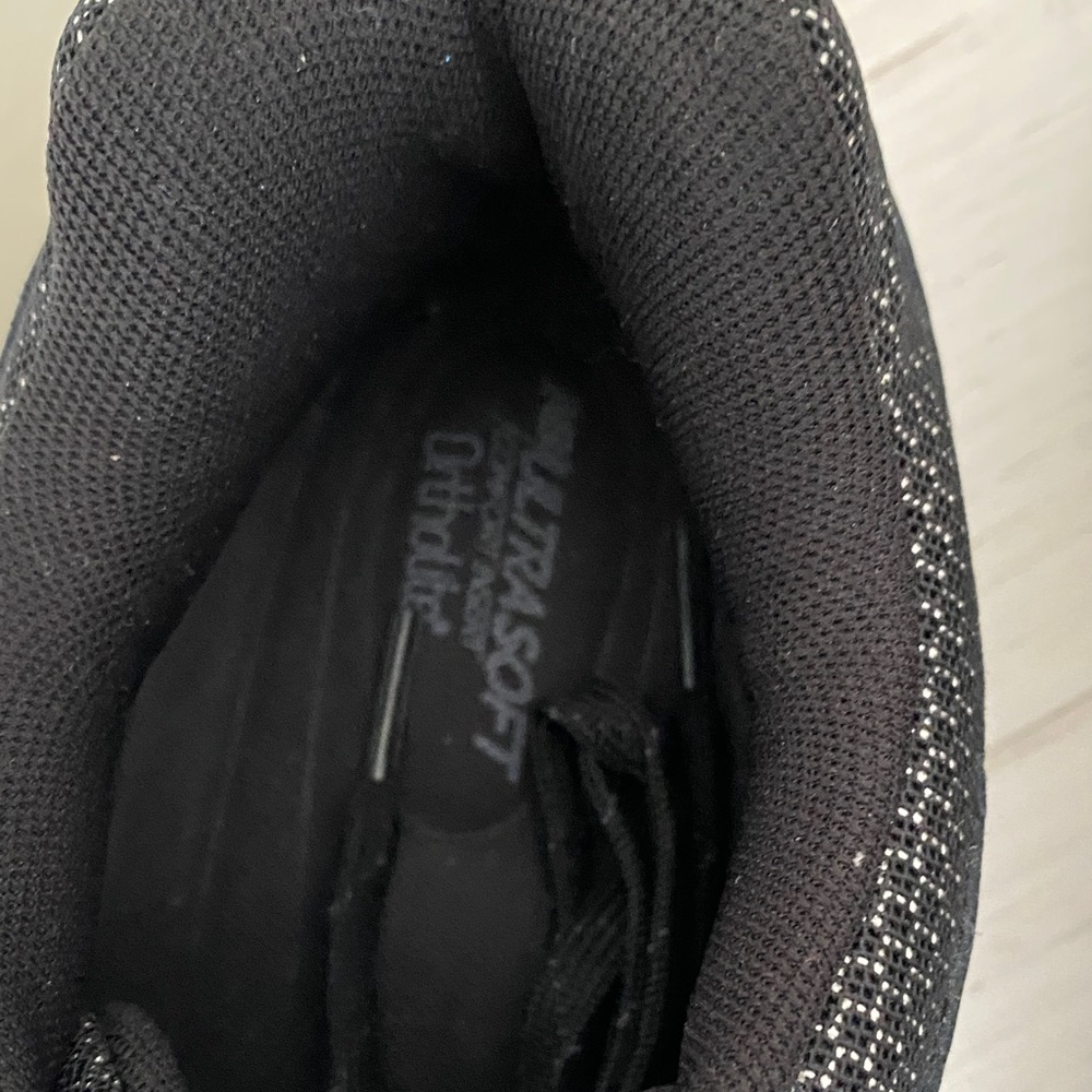 New Balance Men's Black and Gray Athletic Shoes - Picture 2 of 5